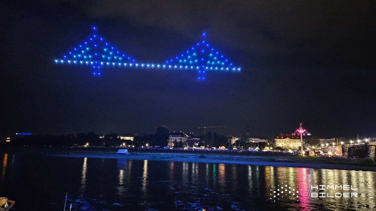 Drohnenshow zeigt Brücke am Nachtihimmel